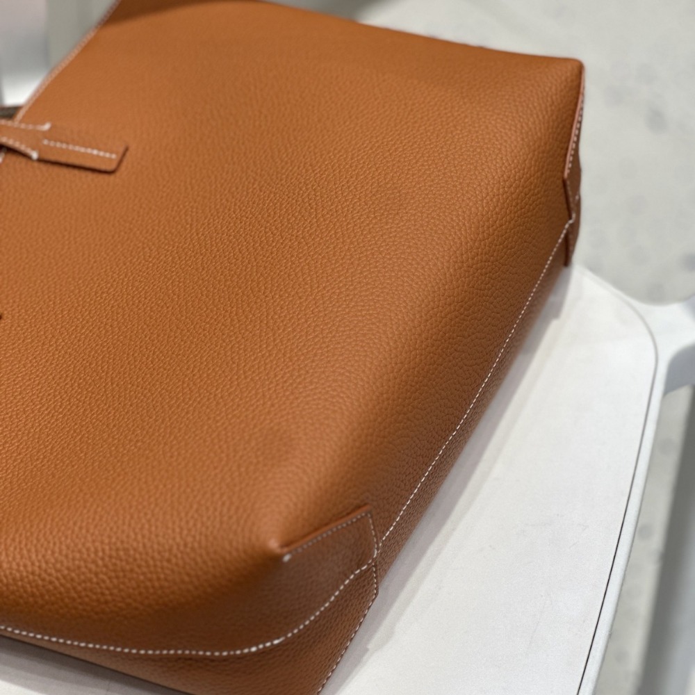 Inside and Outside Contrasting - Quiet Luxury Bags Tote ulasan dan harga